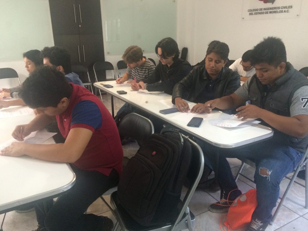Alumnos Estudiando