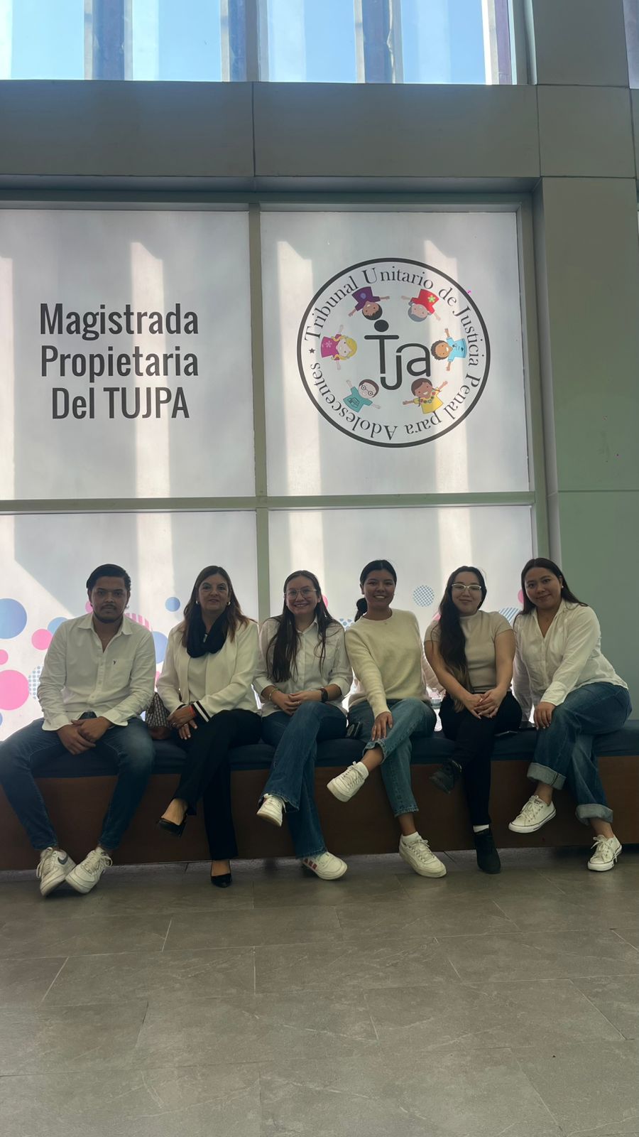 Conocer estos recintos permite a los alumnos comprender cómo funciona la justicia en la práctica, fortalecer su formación cívica y reconocer la importancia de las instituciones en la protección de derechos y el Estado de derecho.