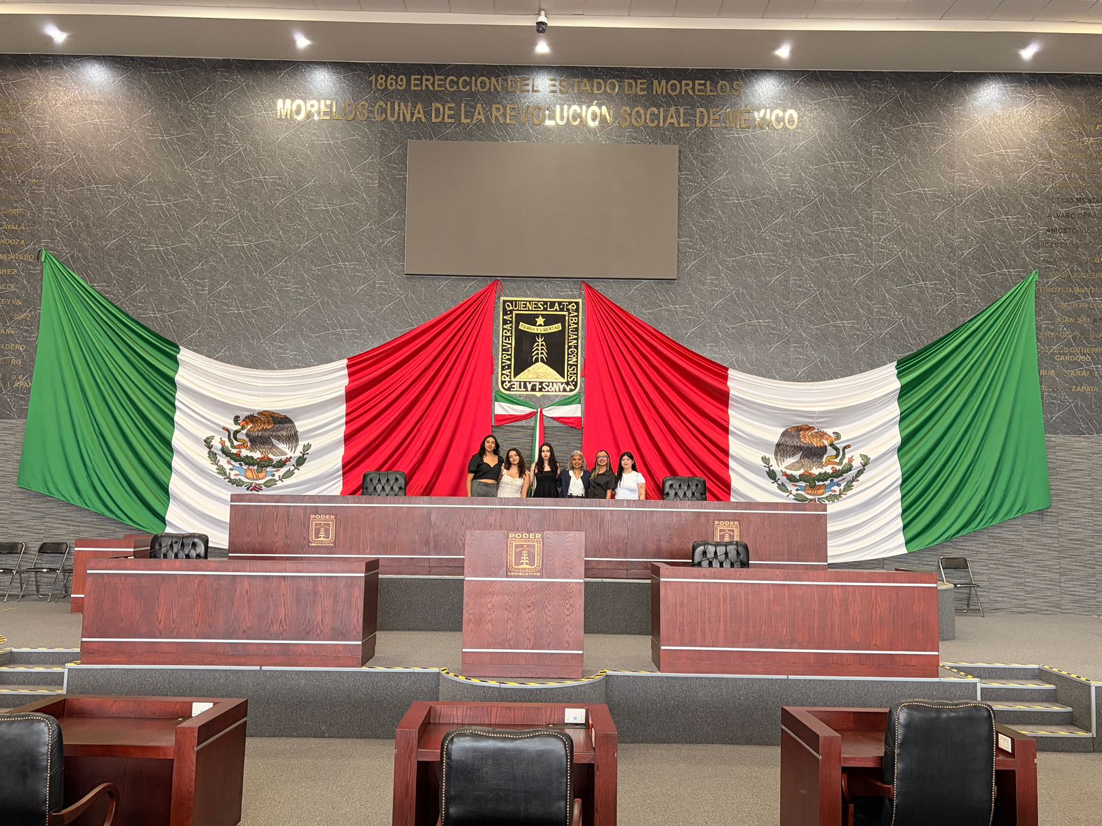 El pasado viernes 13 de marzo, un grupo de estudiantes de la Universidad Internacional llevó a cabo una visita guiada al Congreso del Estado de Morelos como parte de la materia de Ceremonial y Protocolo en las Relaciones Públicas, acompañadas por la doctora Beatriz del Carmen Romero Martínez, catedrática de la materia perteneciente a la Escuela de Negocios, Derecho y Ciencias Sociales.