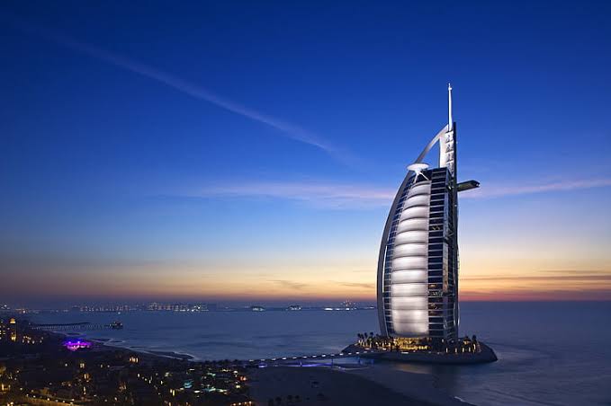 Primer Hotel de la lista de Los Hoteles mas Lujosos del Mundo. Hotel Burj Al Arab al atardecer.

