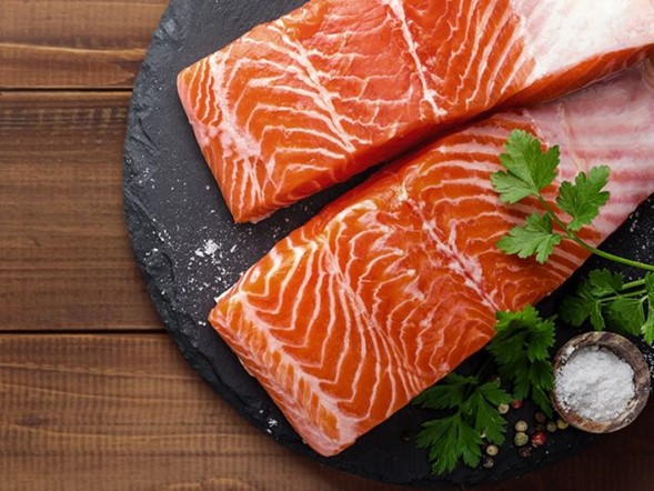 El salmón contiene importantes cantidades de Omega 3 y vitaminas.