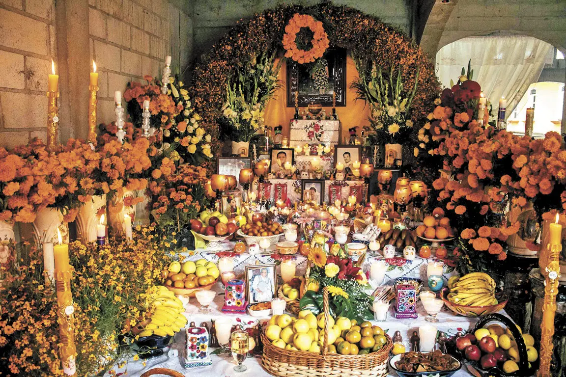 Ofrenda de flores y alimentos en la cereada de Día de Muertos en Ocotepec.