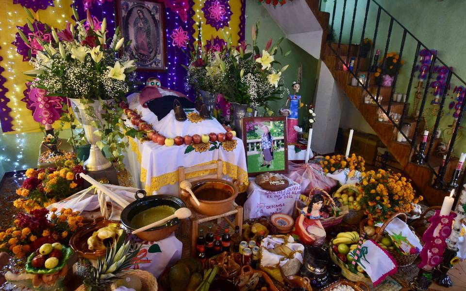 Ofrenda de flores y alimentos en la cereada de Día de Muertos en Ocotepec.