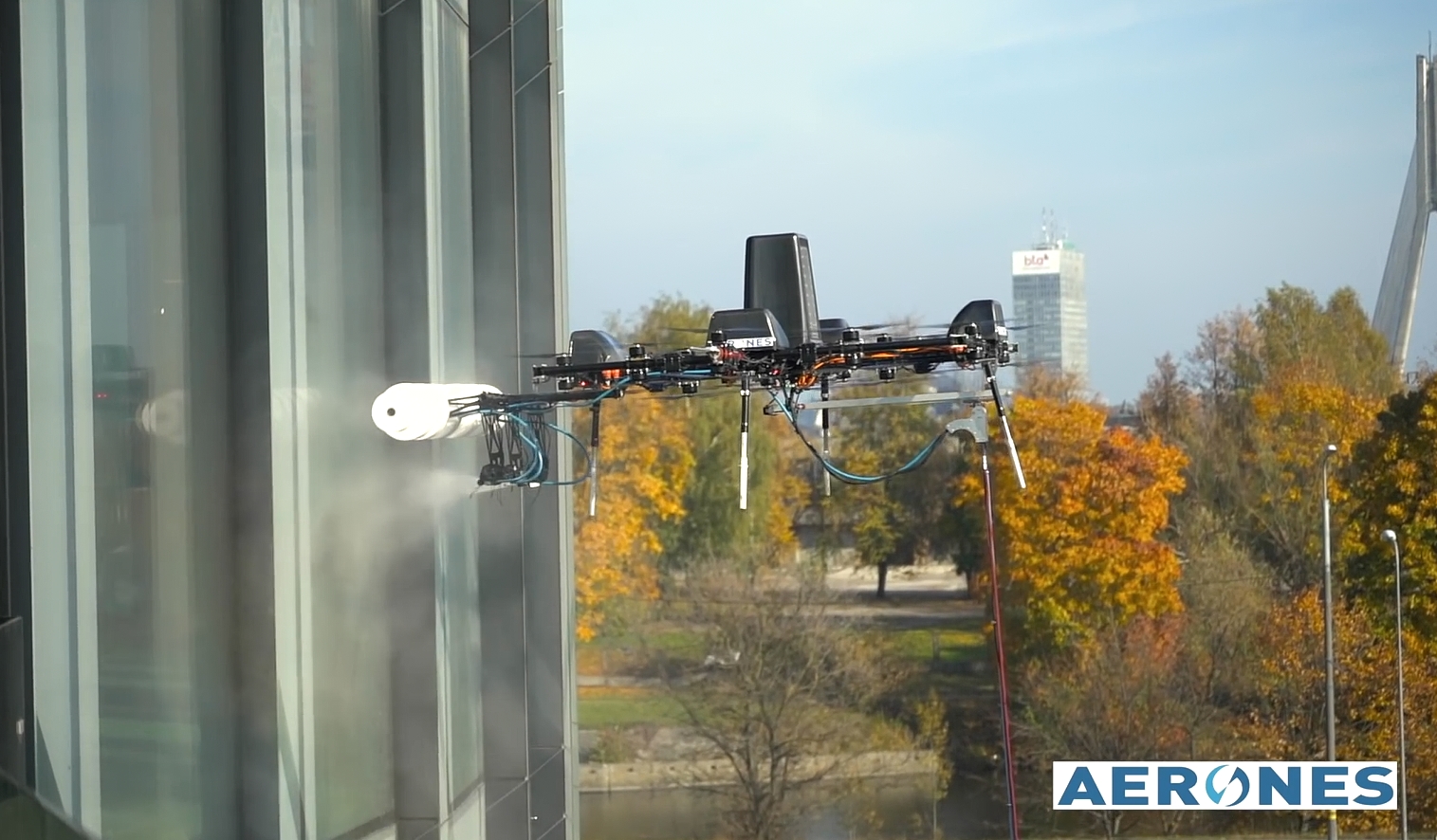 dron-carga-con-200-kilos-y-limpia-cristales-de-los-rascacielos