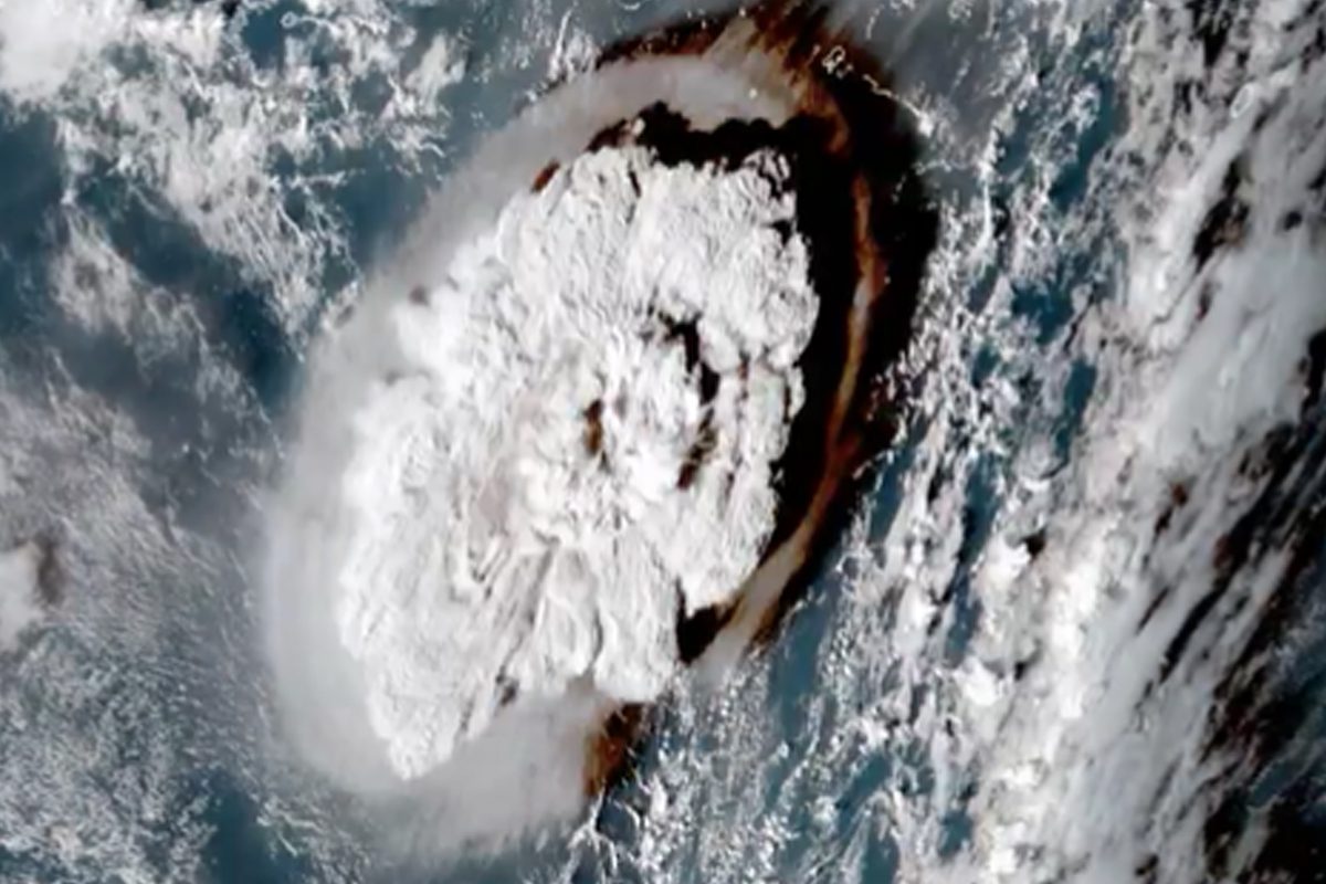 La erupción en Tonga vista desde el espacio.