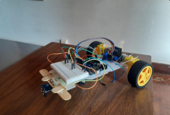 Poryecto robot de seguimiento - alumnos isc
