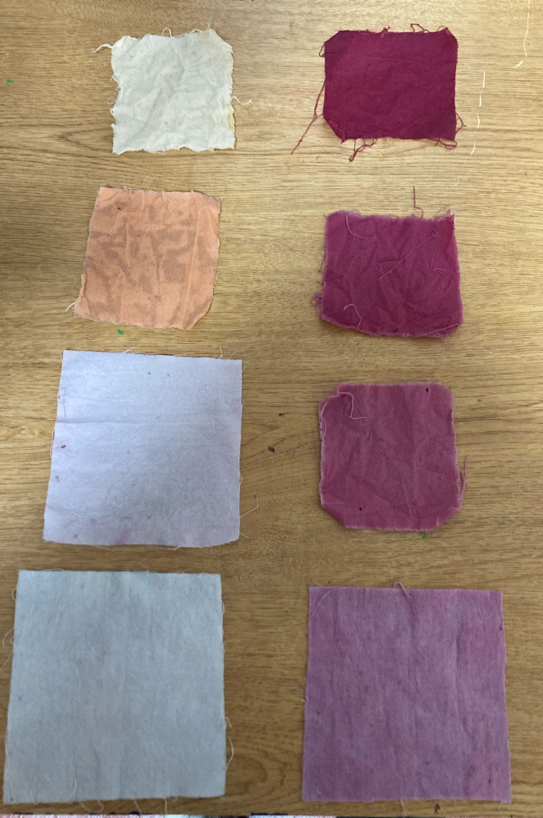 Resultado de la práctica de  teñido de telas con pigmentos naturales en Tejido y Estampado I