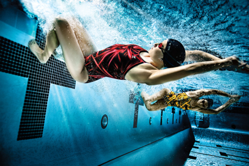 Top 5 en Deportes en la adolescencia que uno debería practicar, se muestran 2 alumnos practicando natación.