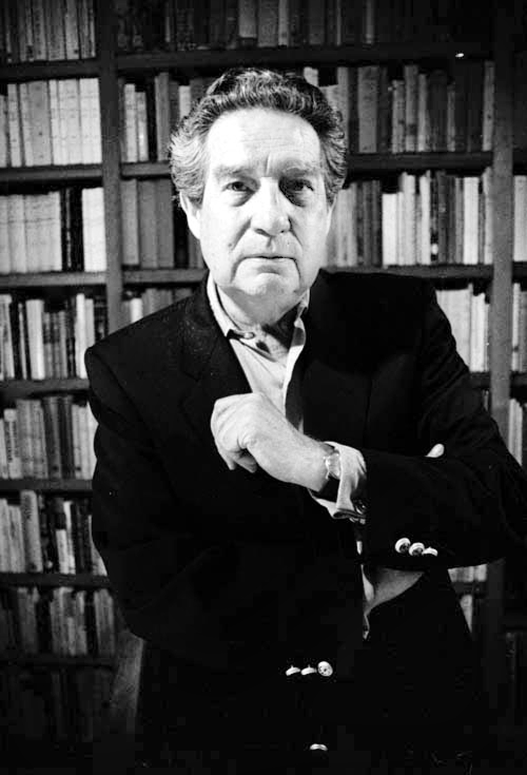 Octavio Paz enla biblioteca de su csa en 1989. Foto: Fabrizio Leon Diez