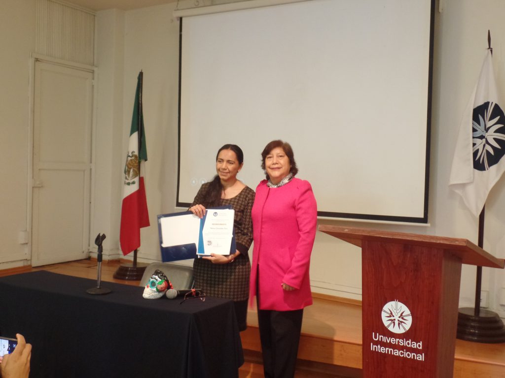 Entrega de diploma Dra. Nancy González Ruiz