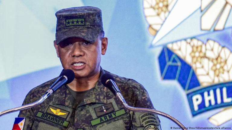 El general Romeo Brawner de Filipinas, tras el doble discurso de China.