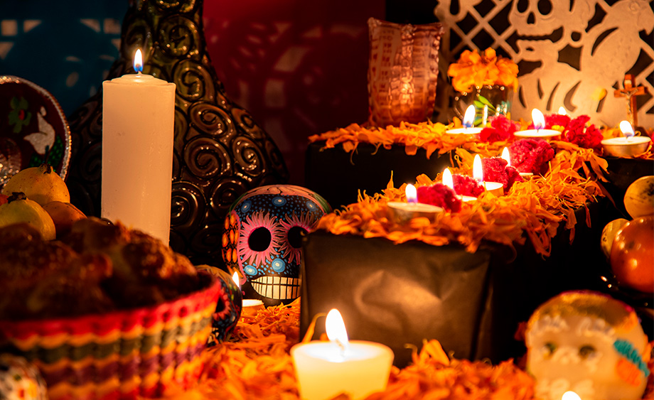 “Ofrenda tradicional del Día de Muertos con flores de cempasúchil y veladoras”