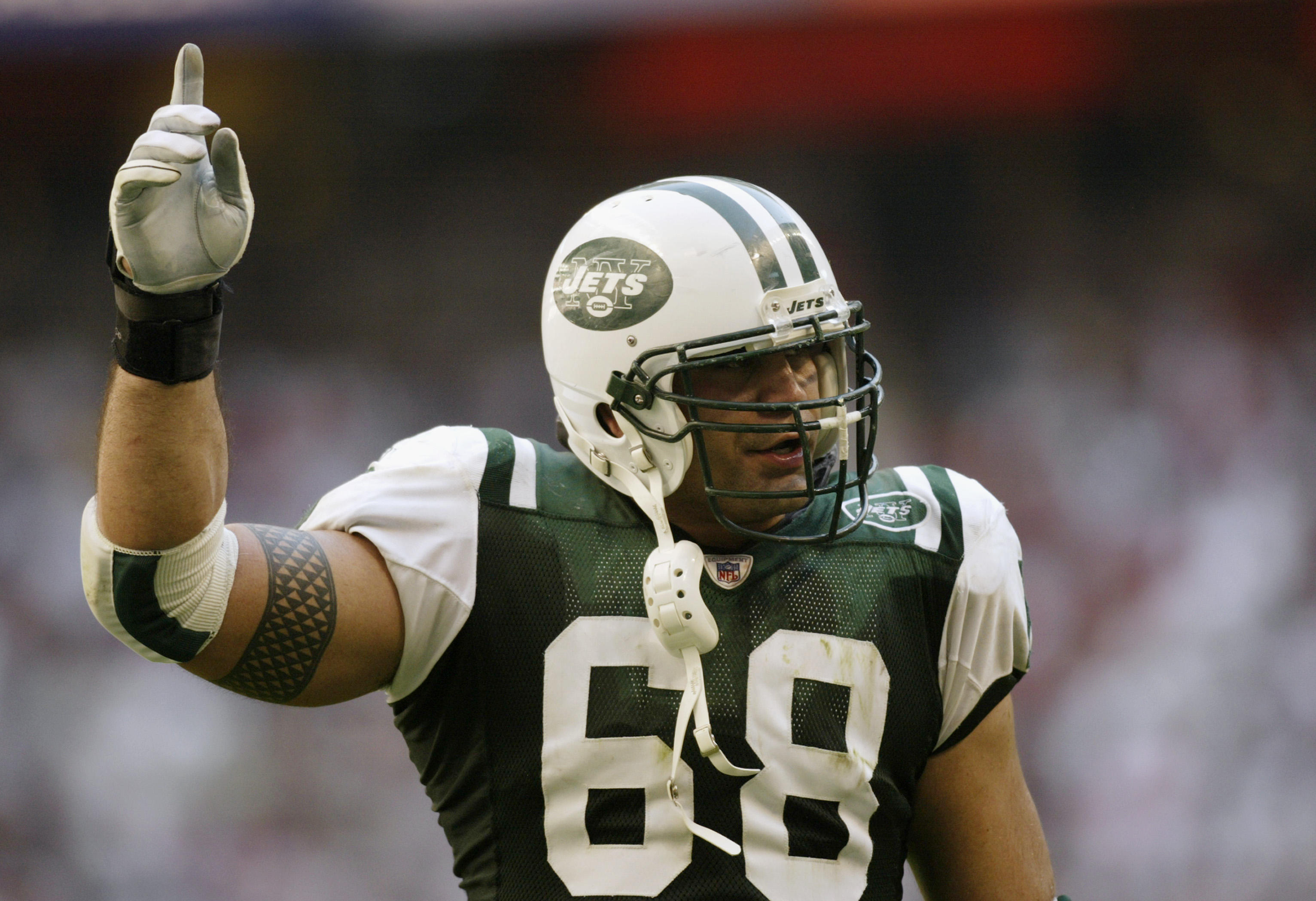 Kevin Mawae signals before game play