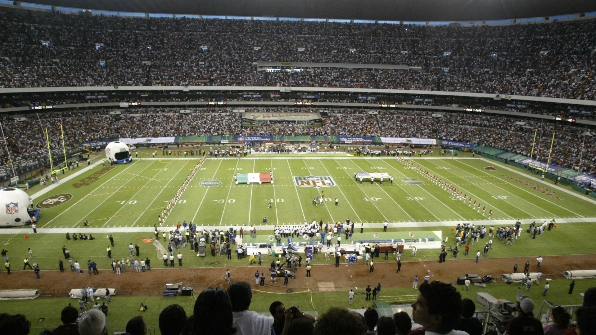 nfl-fans-at-estadio-azteca-in-2005_1o3niitvpk71r15pdyvbruevga