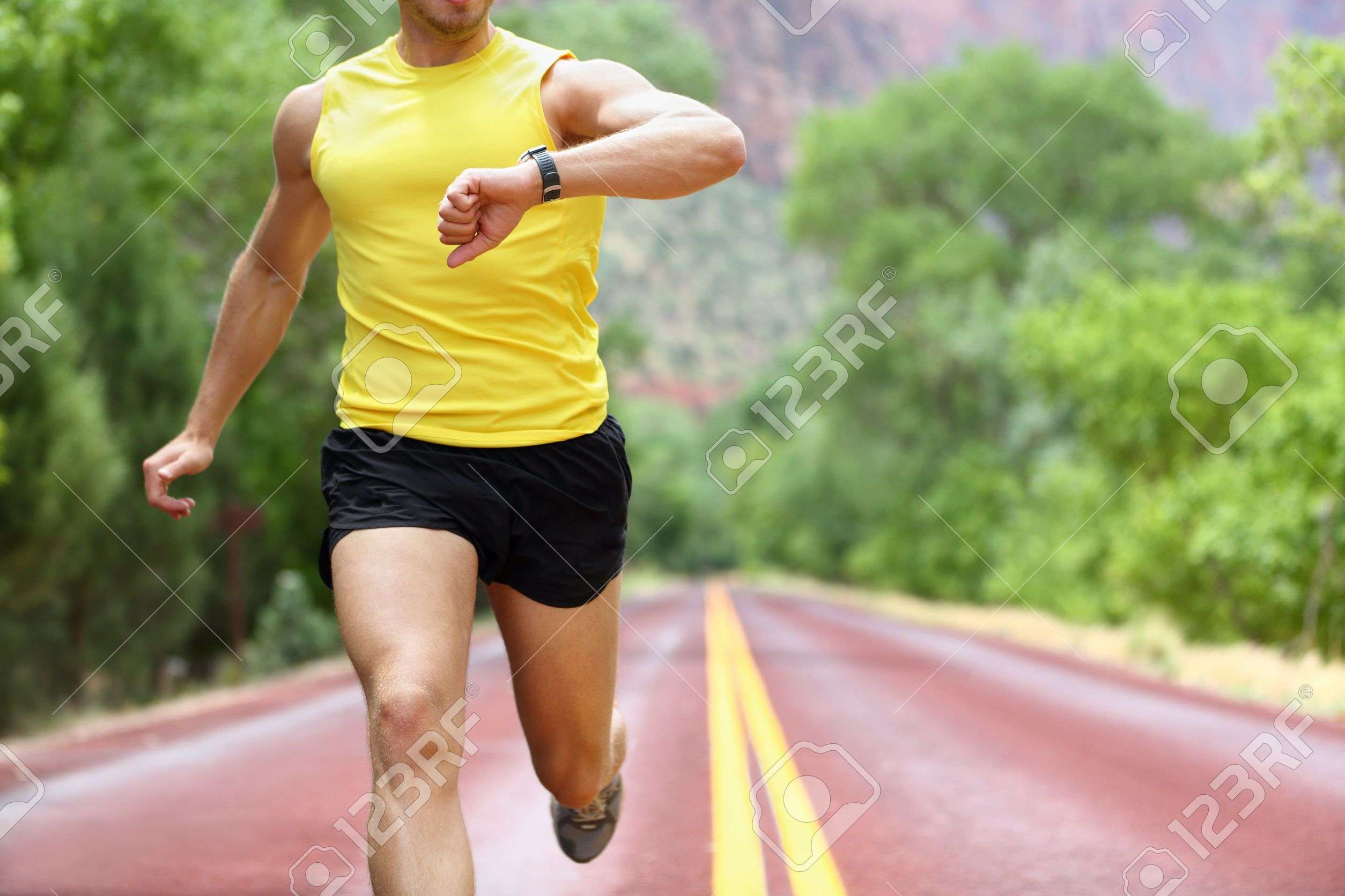 17099259-Corredor-con-monitor-de-ritmo-card-aco-reloj-deportivo-Hombre-corriendo-en-busca-de-su-pulso-fuera-e-Foto-de-archivo