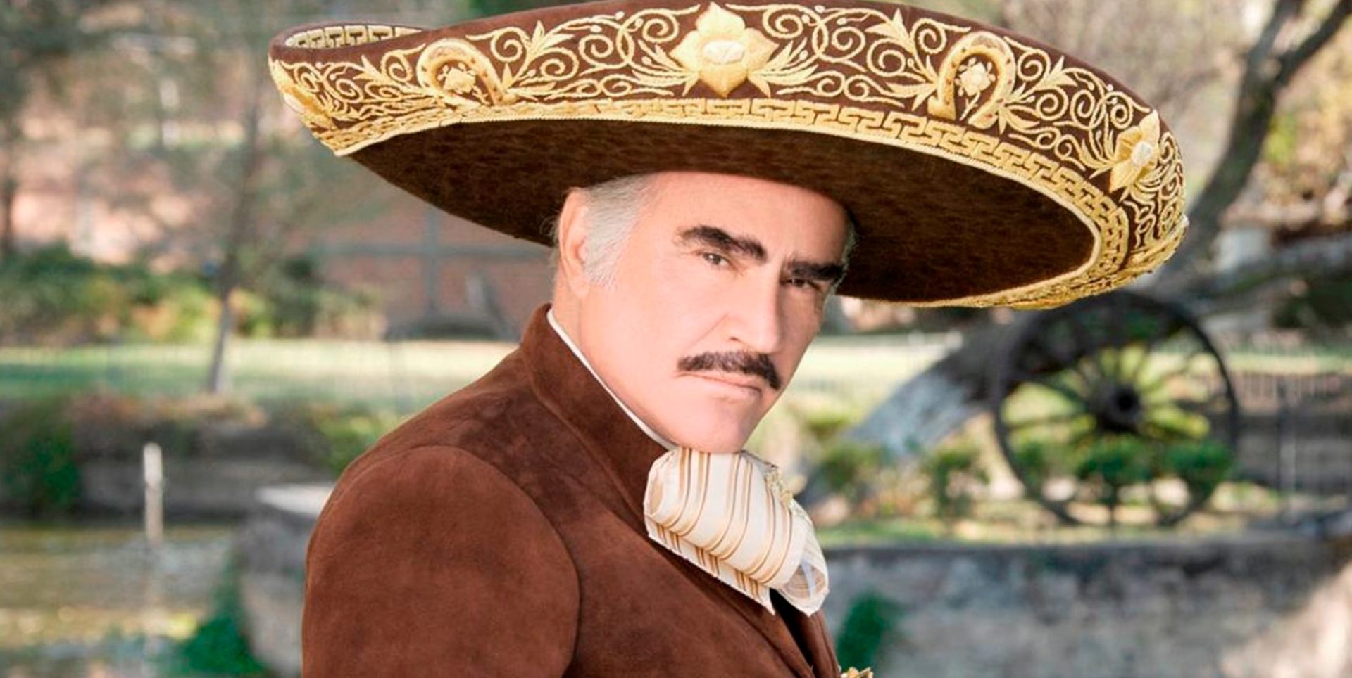 La familia del ya difunto Vicente Fernández, mantiene una disputa con Televisa, por la transmisión de la bioserie "El último Rey".